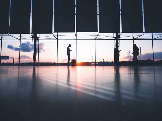 Jakie środki bezpieczeństwa należy zachować w podróży służbowej?