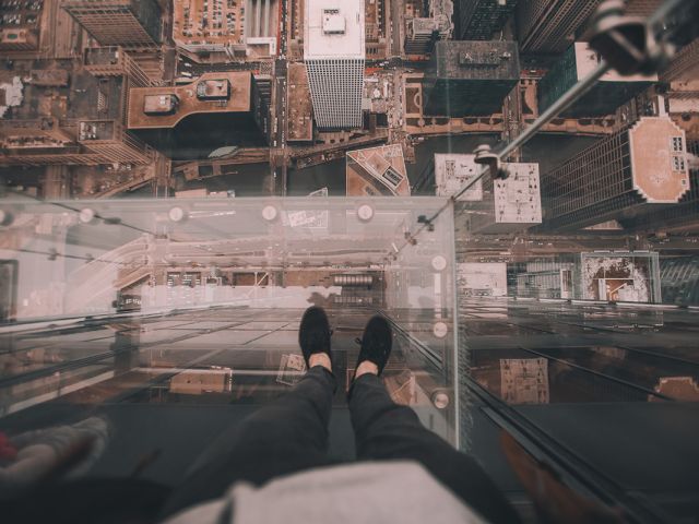 Drugi etap znoszenia ograniczeń. Czy to wejście na wyższy poziom, czy prosta droga do katastrofy?