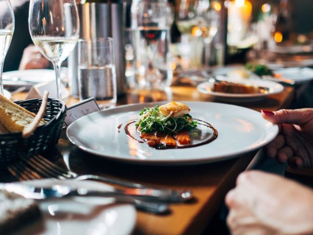 Czerwone światło dla gastronomii. Co z branżą podczas kolejnej fali koronawirusa?