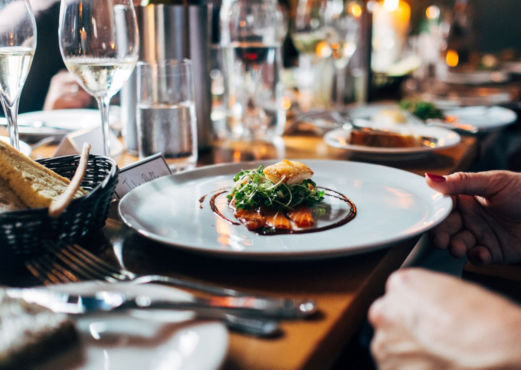 Czerwone światło dla gastronomii. Co z branżą podczas kolejnej fali koronawirusa?