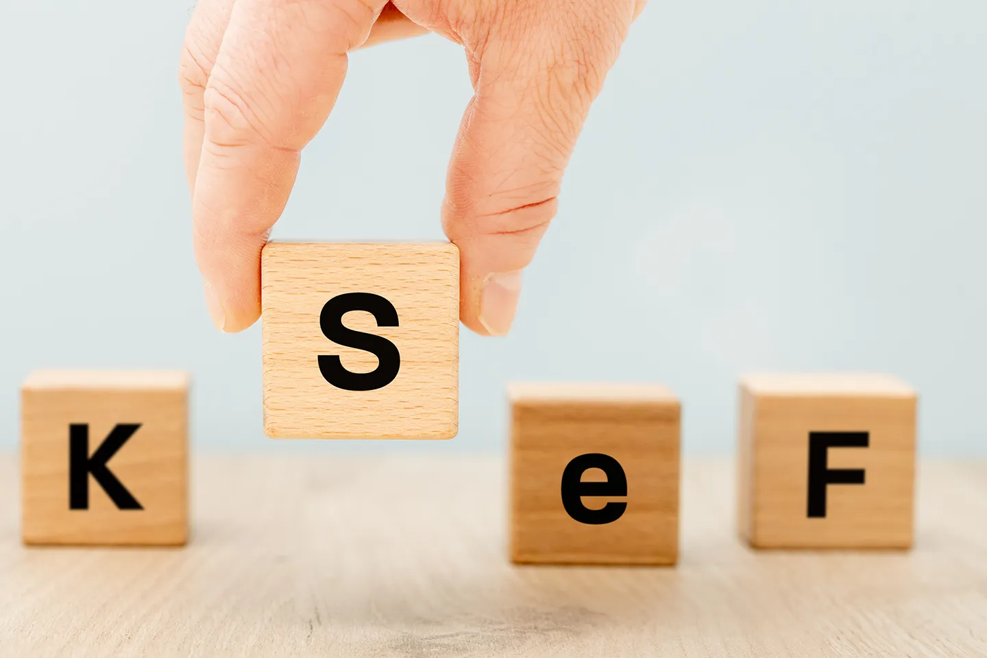 Numer KSeF w płatnościach odroczony do końca 2026: co to oznacza dla przelewów, MPP i automatycznego rozliczania