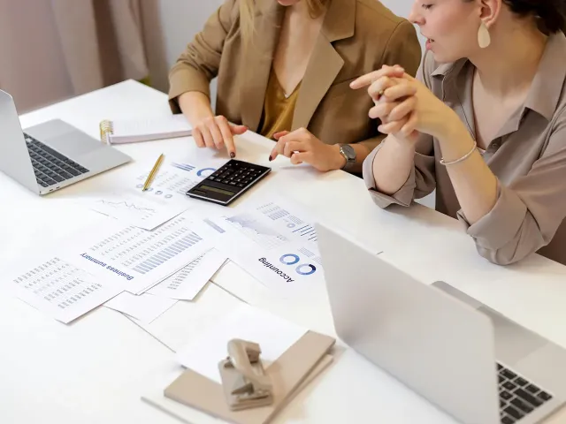 Data wystawienia vs data przyjęcia w KSeF: która decyduje o VAT i obowiązku podatkowym?