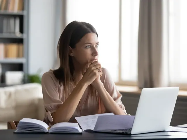 Odrzucona faktura w KSeF po terminie: czy trzeba wystawić nową i jakie są skutki podatkowe?