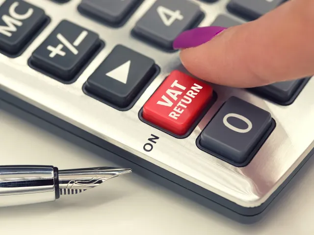 VAT kwartalny czy miesięczny: co poprawi cashflow małej firmy