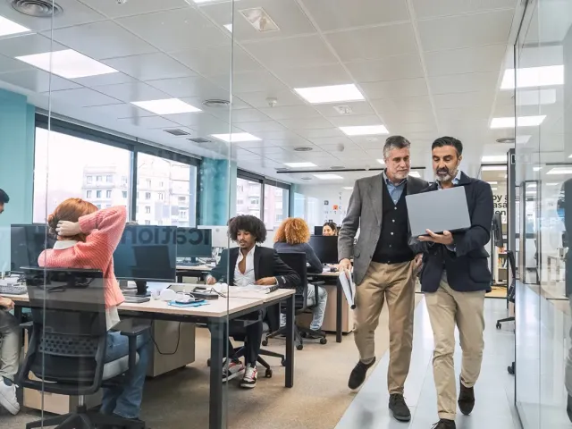 Przejście z etatu na B2B: korzyści finansowe vs ryzyko podatkowe