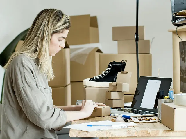 Dropshipping a podatki: kto płaci VAT i kiedy powstaje obowiązek podatkowy