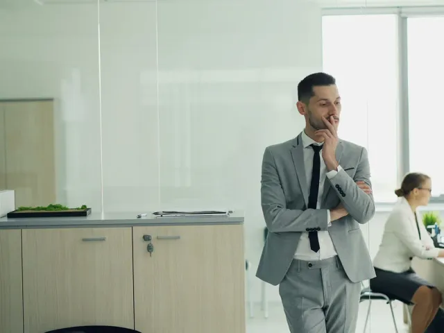 Czy kontrahent musi potwierdzić odbiór faktury w KSeF? Co zrobić, gdy twierdzi, że jej nie widzi