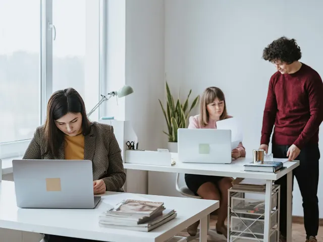 Przekształcenie JDG w spółkę z o.o.: kiedy warto i jakie są koszty takiej decyzji