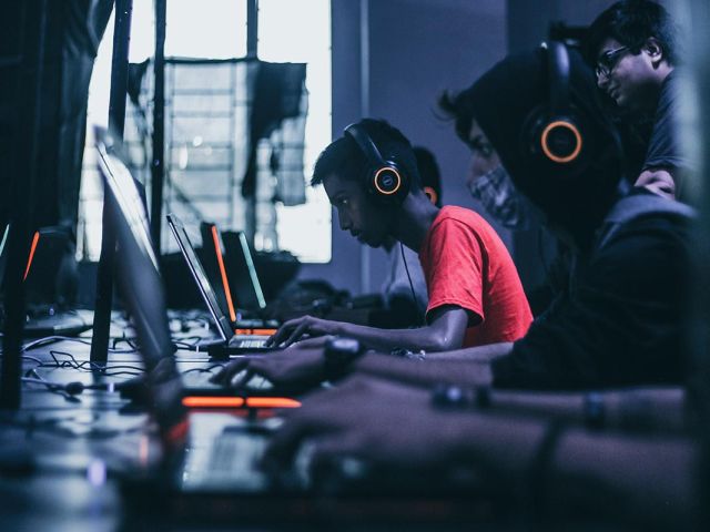 Dziecięca radość z realnych zysków. Rzecz o zarabianiu na graniu przez internet