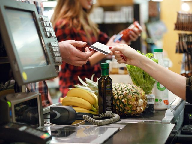 Praca na kasie. Czy to się opłaca?